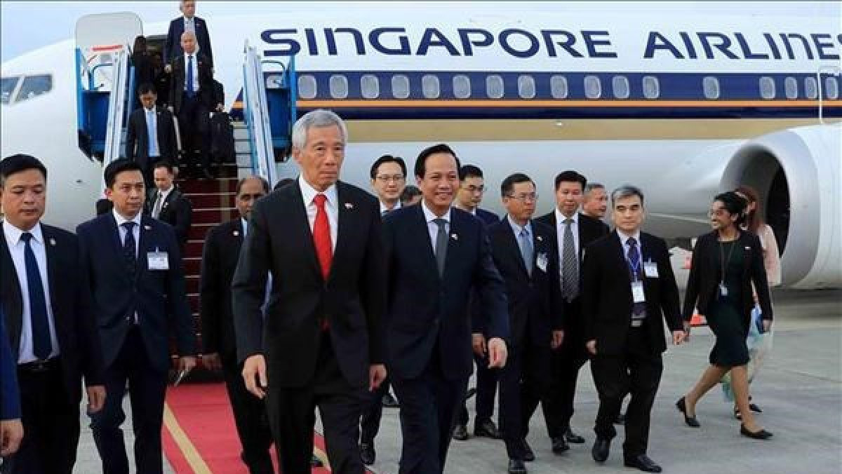 Singaporean Prime Minister Lee Hsien Loong and his delegation touch down at Noi Bai International Airport, beginning a three-day official visit to Vietnam (Photo:VNA)