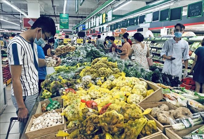Người dân mua sắm tại siêu thị Vinmart trên phố Võ Thị Sáu, quận Hai Bà Trưng, Hà Nội. Ảnh tư liệu: Trần Việt/TTXVN