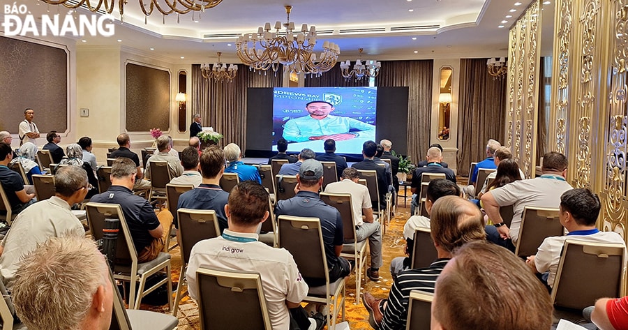 Các đại biểu tham gia hội thảo thảo luận xoay quanh các nội dung liên quan đến phát triển du lịch golf. Ảnh: THU HÀ
