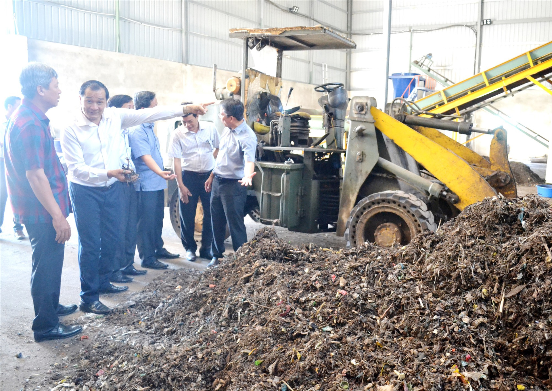 Phó Chủ tịch UBND tỉnh Hồ Quảng Bửu khảo sát quy trình xử lý chất thải rắn và tái chế phân bón của Công ty CP Môi trường Huy Hoàng ECO - chủ đầu tư Nhà máy xử lý chất thải rắn Bắc Quảng Nam. Ảnh: QUANG VIỆT