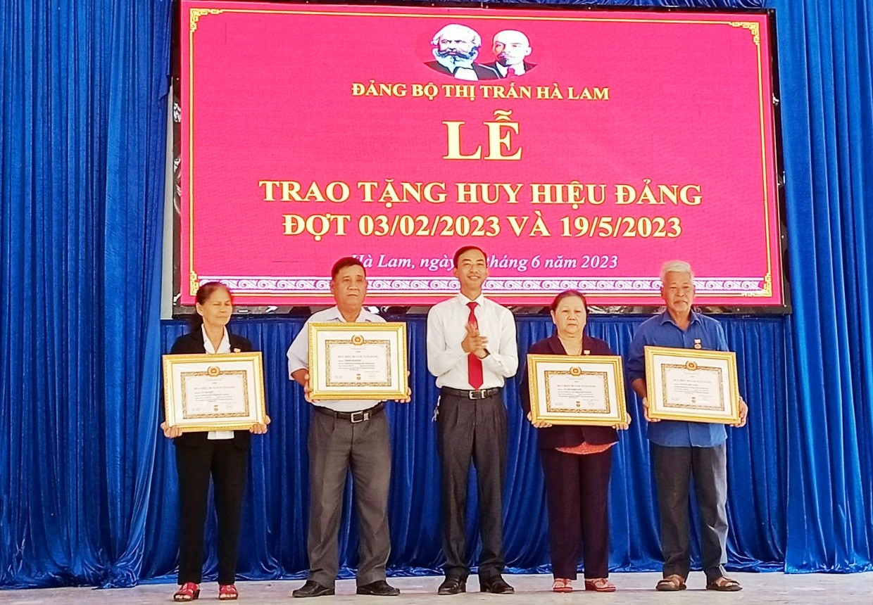 Hằng năm, Đảng bộ các xã, thị trấn huyện Thăng Bình đều tổ chức trao Huy hiệu Đảng cho các đảng viên lâu năm vào các dịp lễ lớn của đất nước. Ảnh: Đ.H