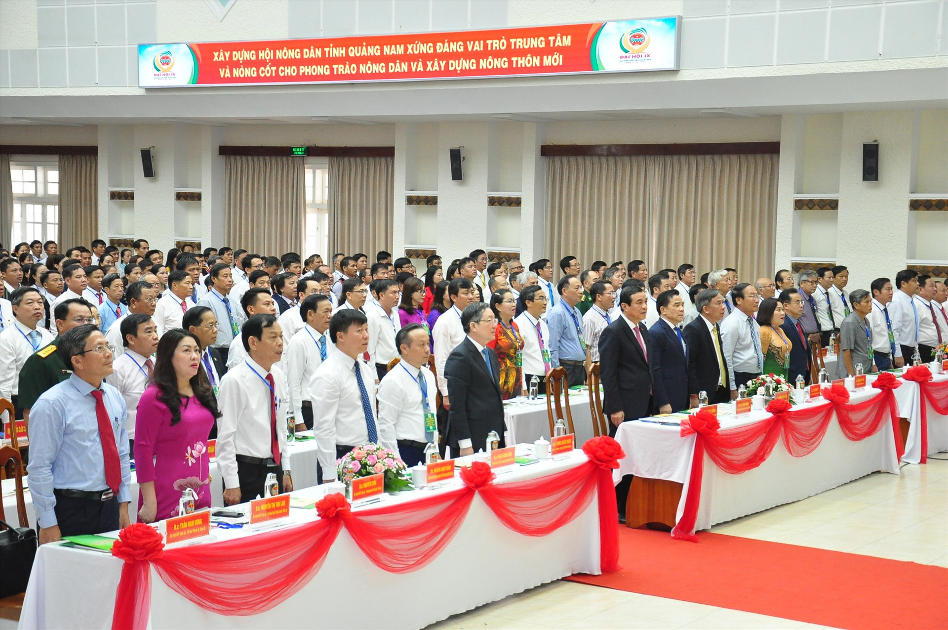 Các đồng chí lãnh đạo Trung ương Hội Nông dân Việt Nam và lãnh đạo tỉnh, đại biểu làm lễ chào cờ. Ảnh: S.A