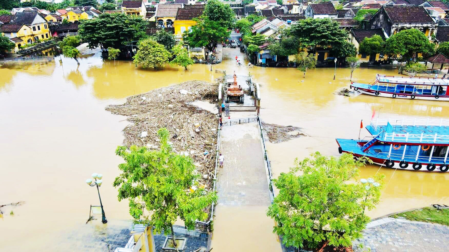 Vùng hạ lưu của lưu vực sông Vu Gia - Thu Bồn thường xuyên chịu tác động nặng nề của lũ lụt nên rất cần sự điều phối kịp thời, hiệu quả của các bên liên quan để giảm thiểu thiệt hại. Ảnh: Q.T