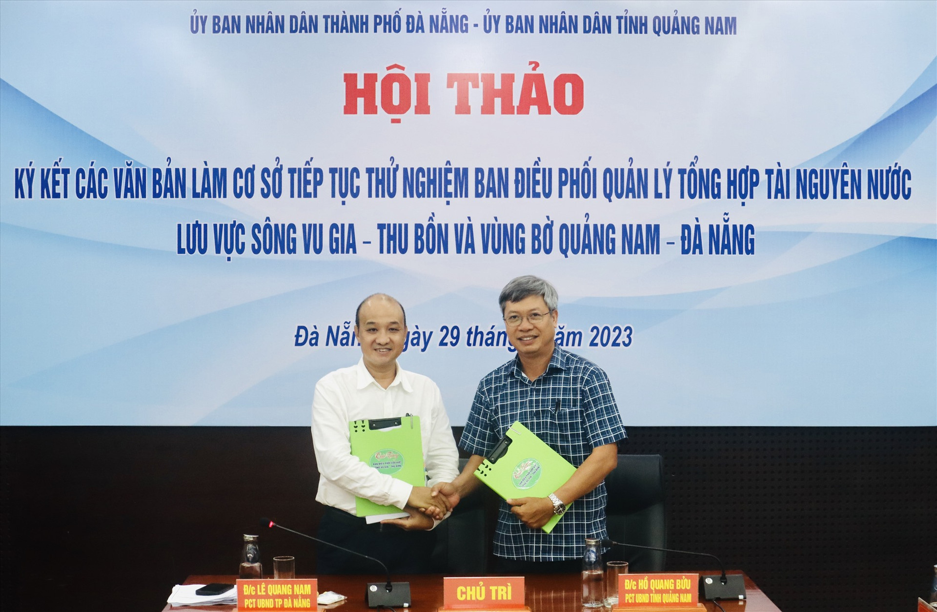 Lãnh đạo UBND tỉnh Quảng Nam và TP.Đà Nẵng ký kết thỏa thuận quản lý hệ thống sông Vu Gia - Thu Bồn và vùng bờ hai địa phương. Ảnh: Q.T