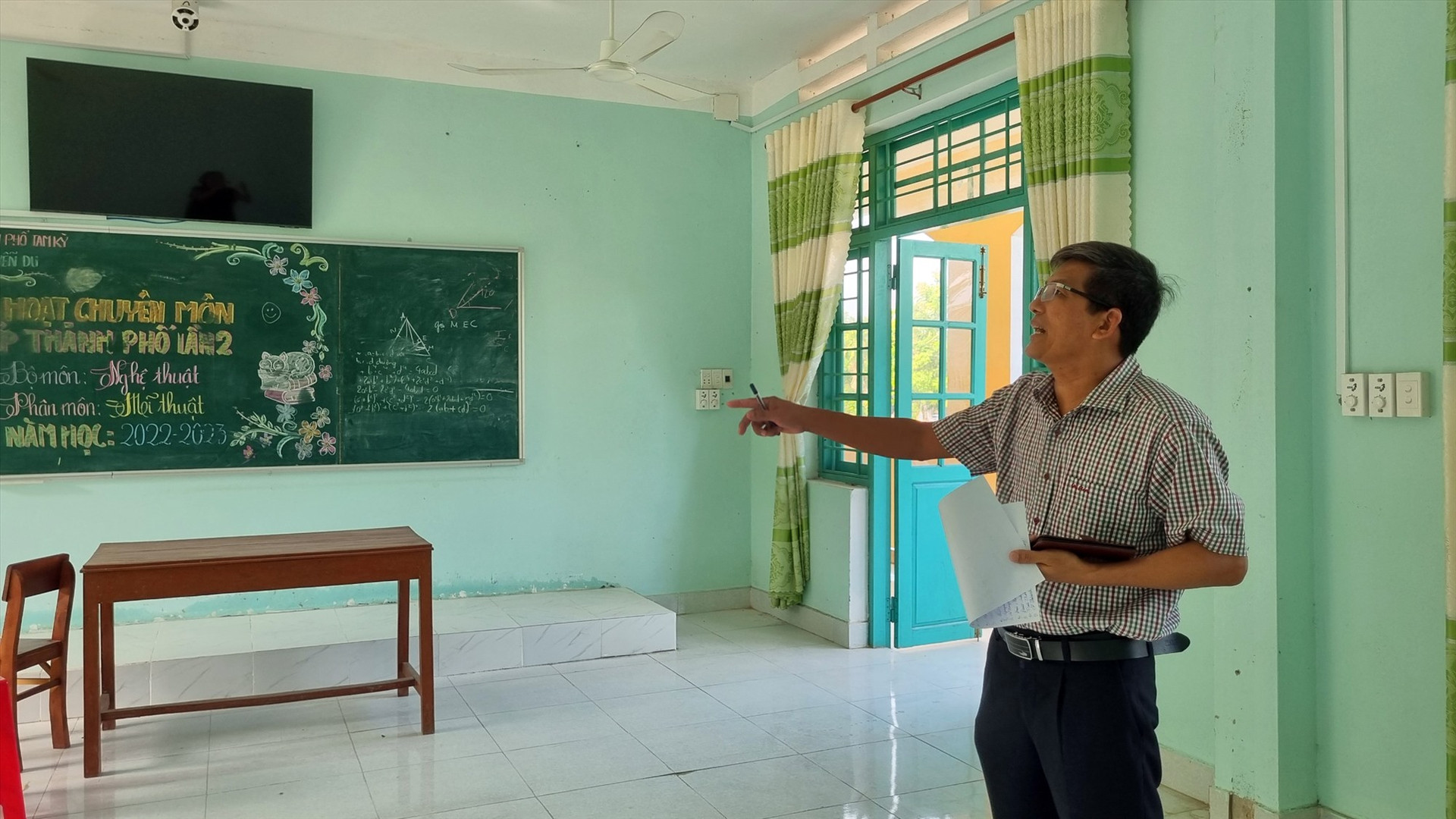 Thầy Nguyễn Tự Lực - Hiệu trưởng Trường THCS Nguyễn Du kiểm tra các phòng học chuẩn bị đưa vào sử dụng trước khi học sinh tựu trường. Ảnh: C.N