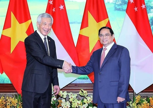 Thủ tướng Phạm Minh Chính (phải) và Thủ tướng Lý Hiển Long. Ảnh: VNA