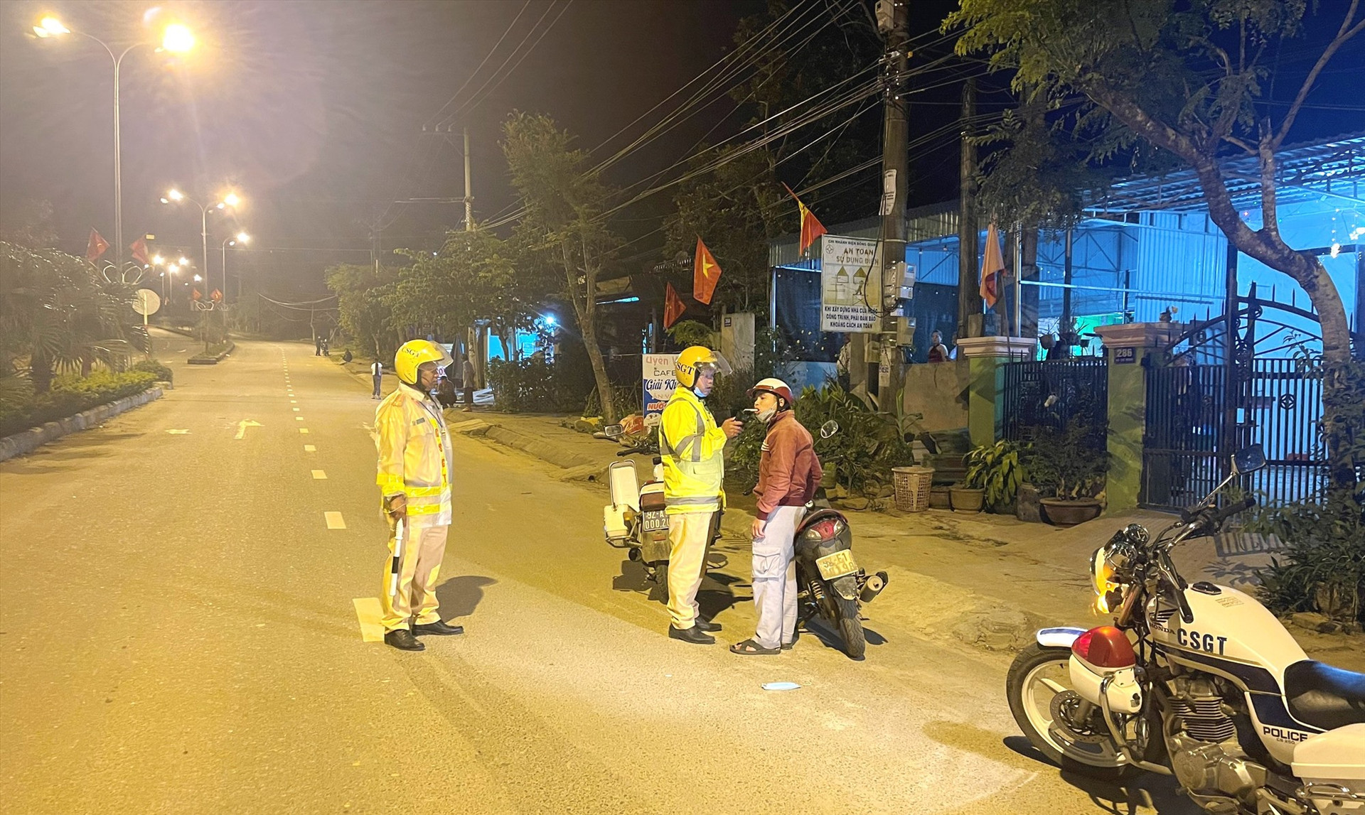 Cảnh sát giao thông huyện Đông Giang tăng cường kiểm soát nồng độ cồn vào ban đêm. Ảnh: CT