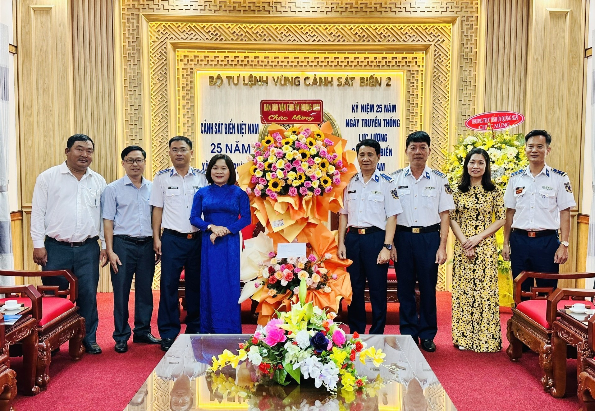 Trưởng ban Dân vận Tỉnh ủy Huỳnh Thị Thùy Dung chúc mừng Bộ Tư lệnh Vùng Cảnh sát biển 2. Ảnh: ANH DŨNG