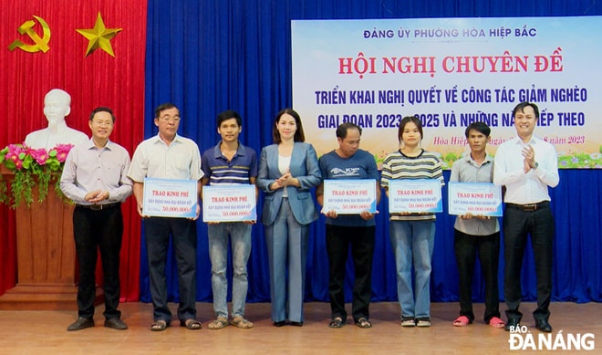 Lãnh đạo phường Hòa Hiệp Bắc trao hỗ trợ kinh phí xây dựng nhà đại đoàn kết cho 5 hộ (mỗi hộ 50 triệu đồng). Ảnh: TRỌNG HÙNG