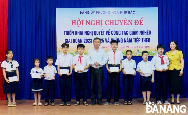 Lãnh đạo phường Hòa Hiệp Bắc trao học bổng cho các em học sinh có hoàn cảnh khó khăn, học giỏi. Ảnh: TRỌNG HÙNG