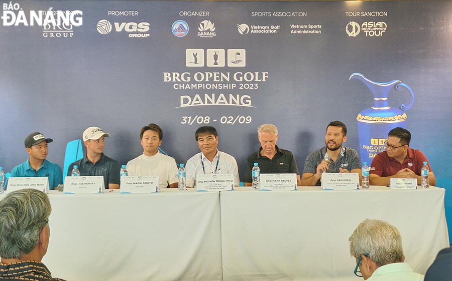 Đại diện ban tổ chức, vận động viên tham gia trả lời họp báo tại sáng 30-8. Ảnh: THU HÀ
