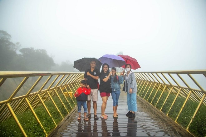 Gia đình anh Ashish và chị Abha Nagaich may mắn được check in Cầu Vàng như ước nguyện.