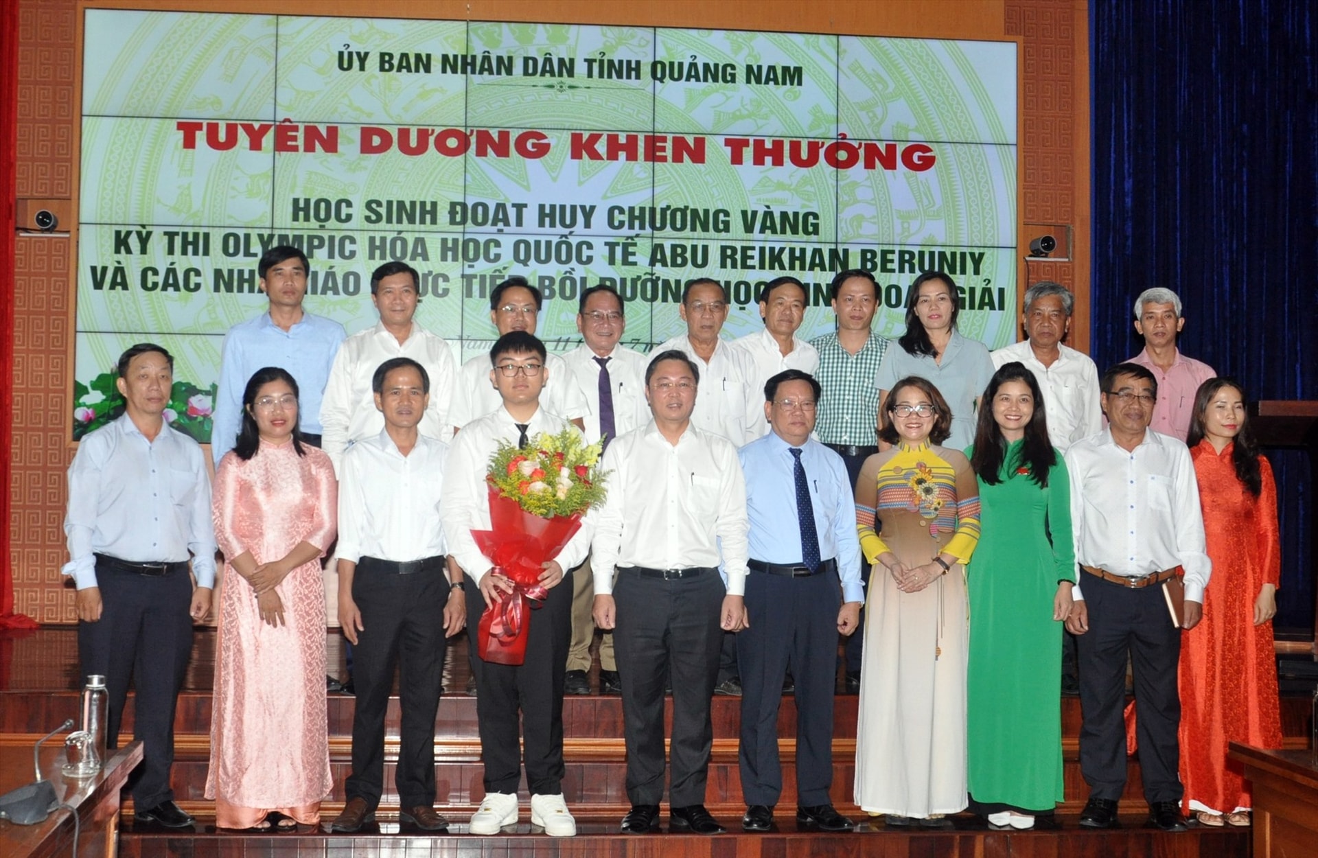 UBND tỉnh khen thưởng em Đỗ Phú Quốc với thành tích giành huy chương vàng Kỳ thi Olympic Hóa học quốc tế. Ảnh: X.P