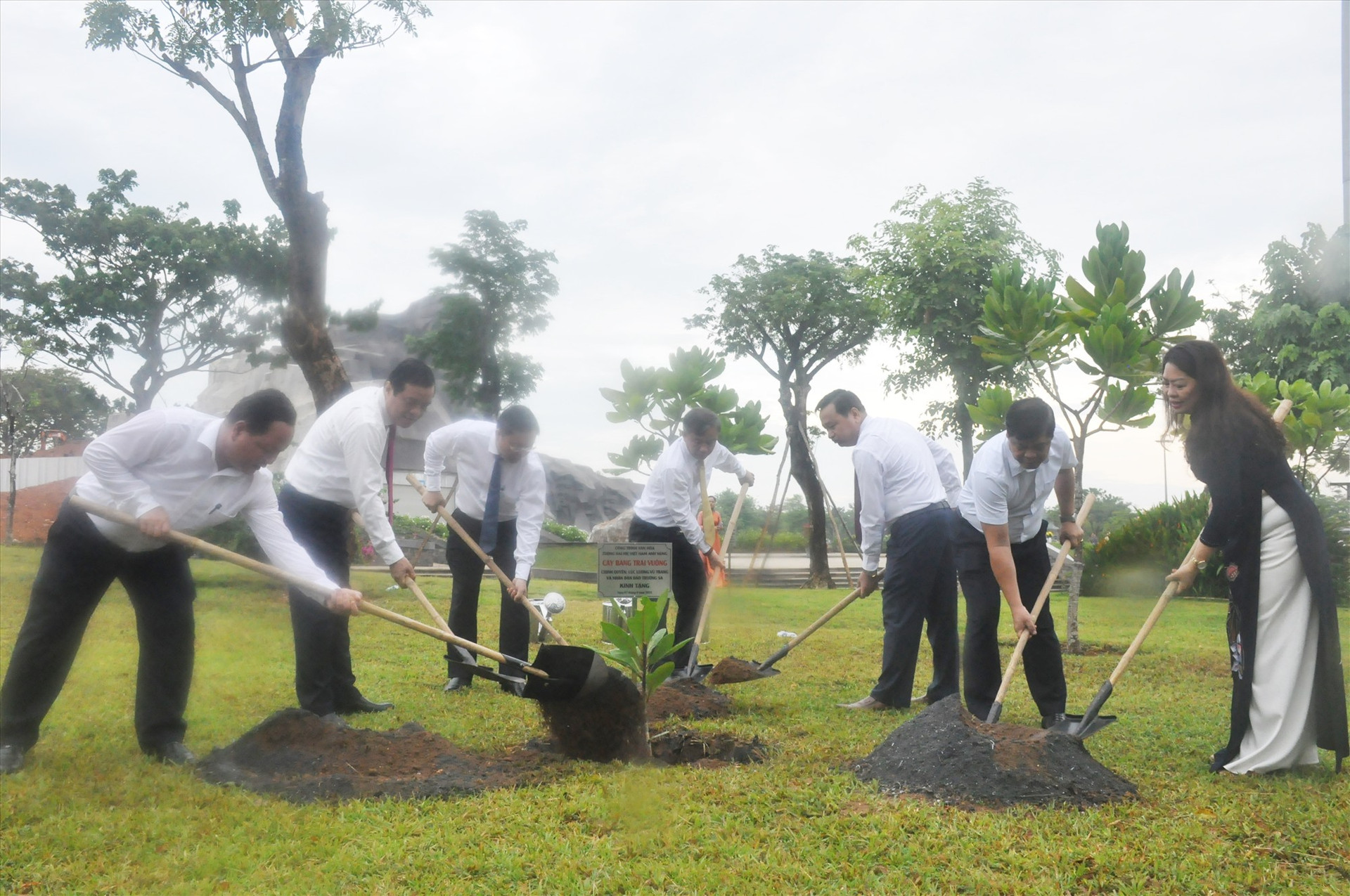 Các đồng chí lãnh đạo tỉnh trồng cây Bàng vuông tại khuôn viên Tượng đài Mẹ Việt Nam anh hùng. Ảnh: N.Đ