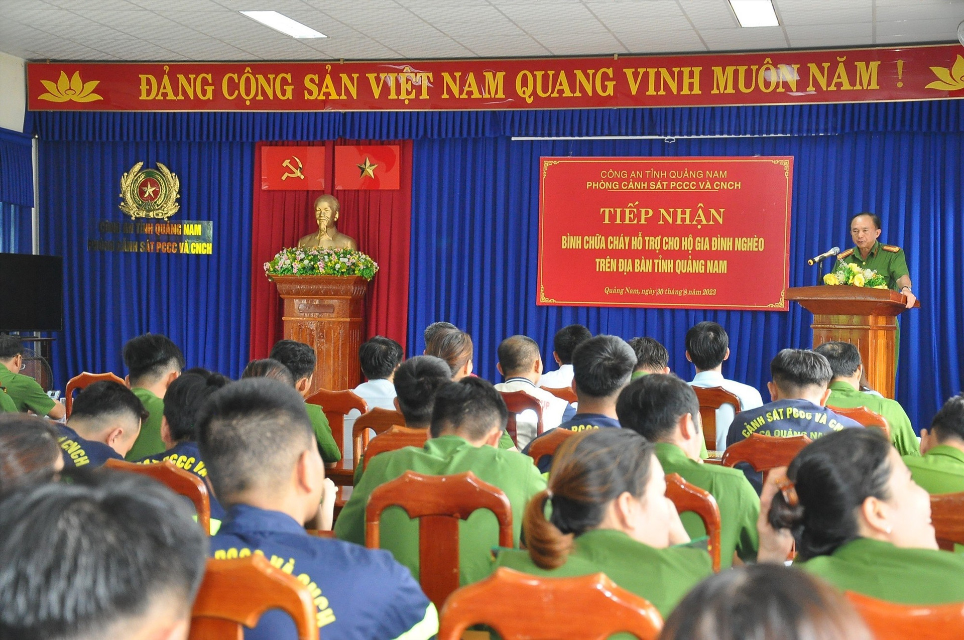 Thượng tá Trần Công Tiết - Trưởng Phòng Cảnh sát PCCC và CNCH cho biết sẽ tiếp tục đẩy mạnh chủ trương xã hội hóa để hỗ trợ bình chữa cháy cho người nghèo. Ảnh: T.C