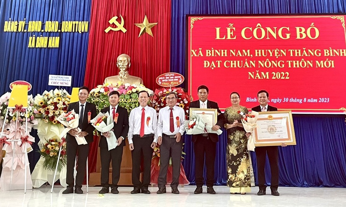 Trao Bằng công nhận đạt chuẩn NTM cho lãnh đạo xã Bình Nam. Ảnh: P.T