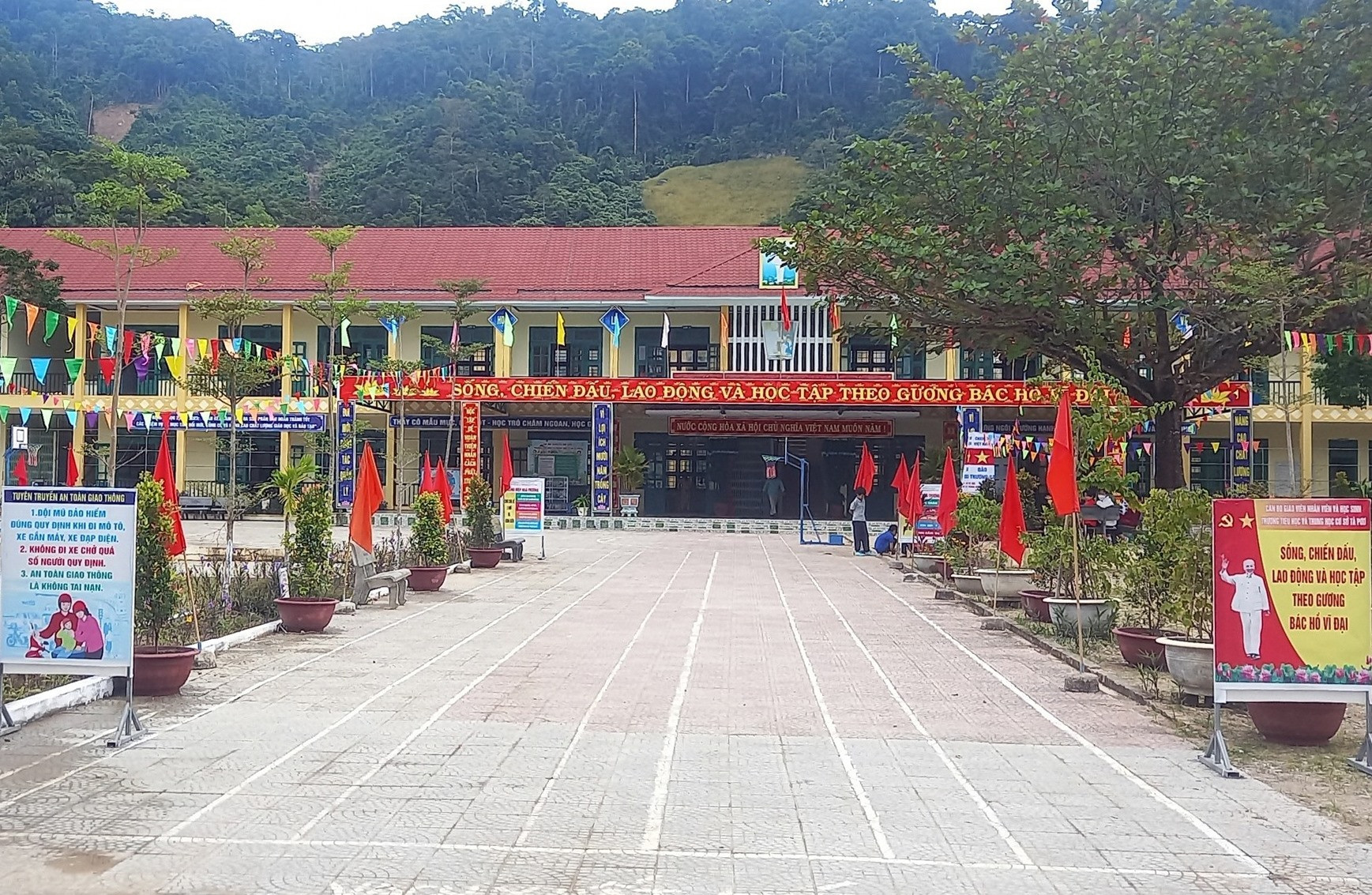 Trường Tiểu học & THCS xã Tà Pơơ (Nam Giang) được đầu tư sửa chữa để đạt chuẩn quốc gia. Ảnh: VĂN THỦY