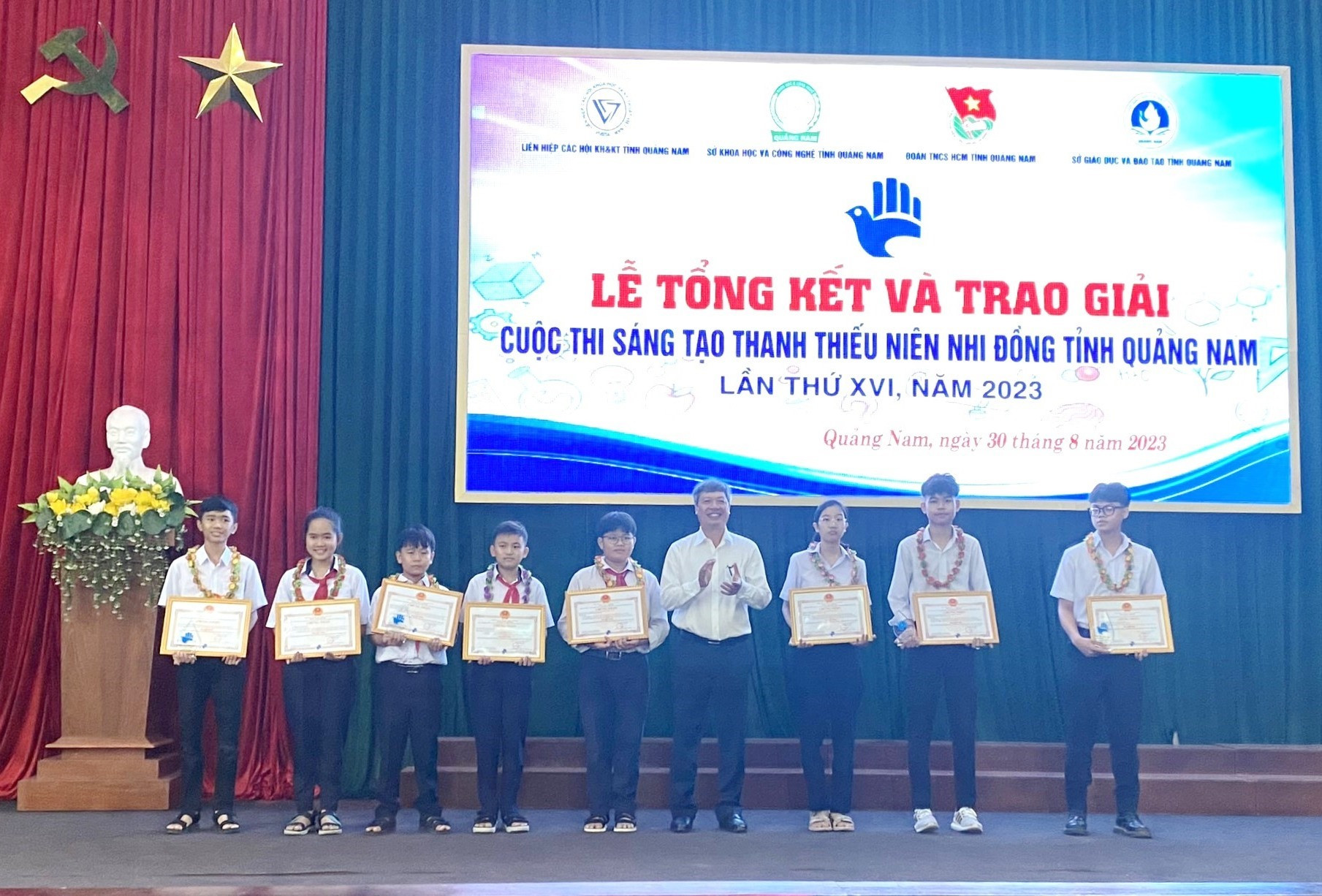 Phó Chủ tịch UBND tỉnh Hồ Quang Bửu trao giải Nhất cho các tác giả, nhóm tác giả. Ảnh: PV
