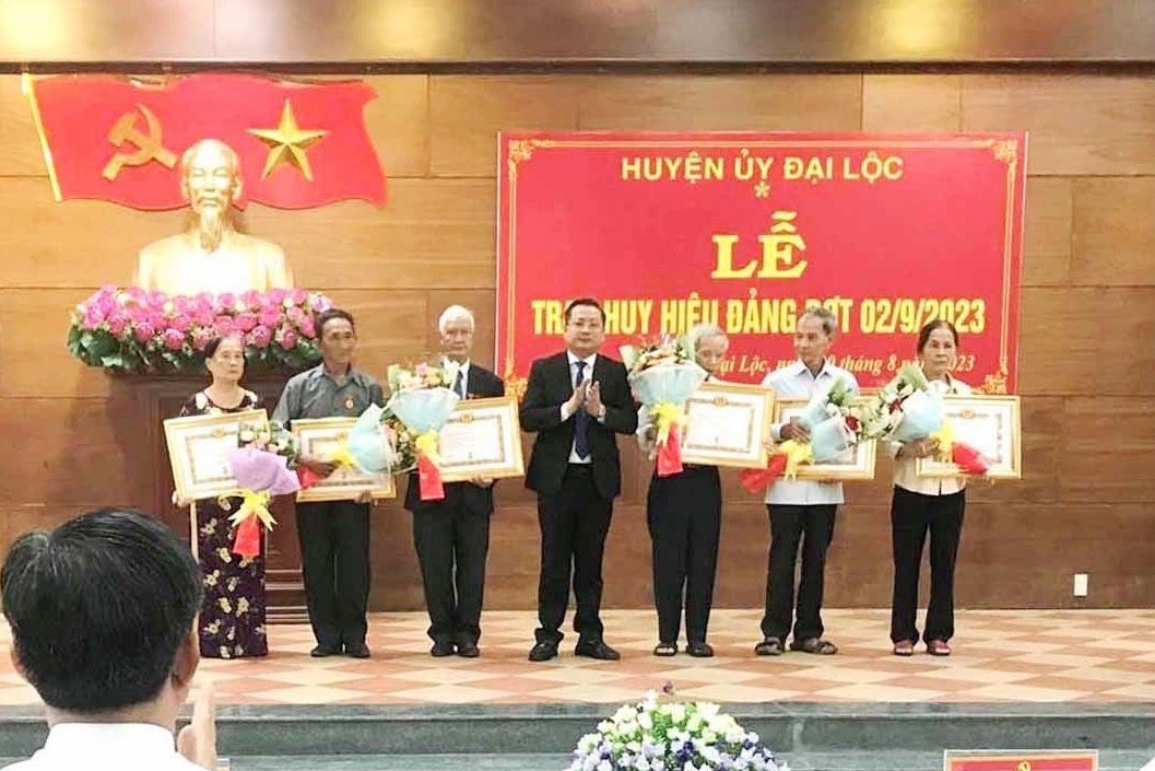 Ông Nguyễn Hảo trao Huy hiệu Đảng cho các đảng viên. Ảnh: X.TRINH