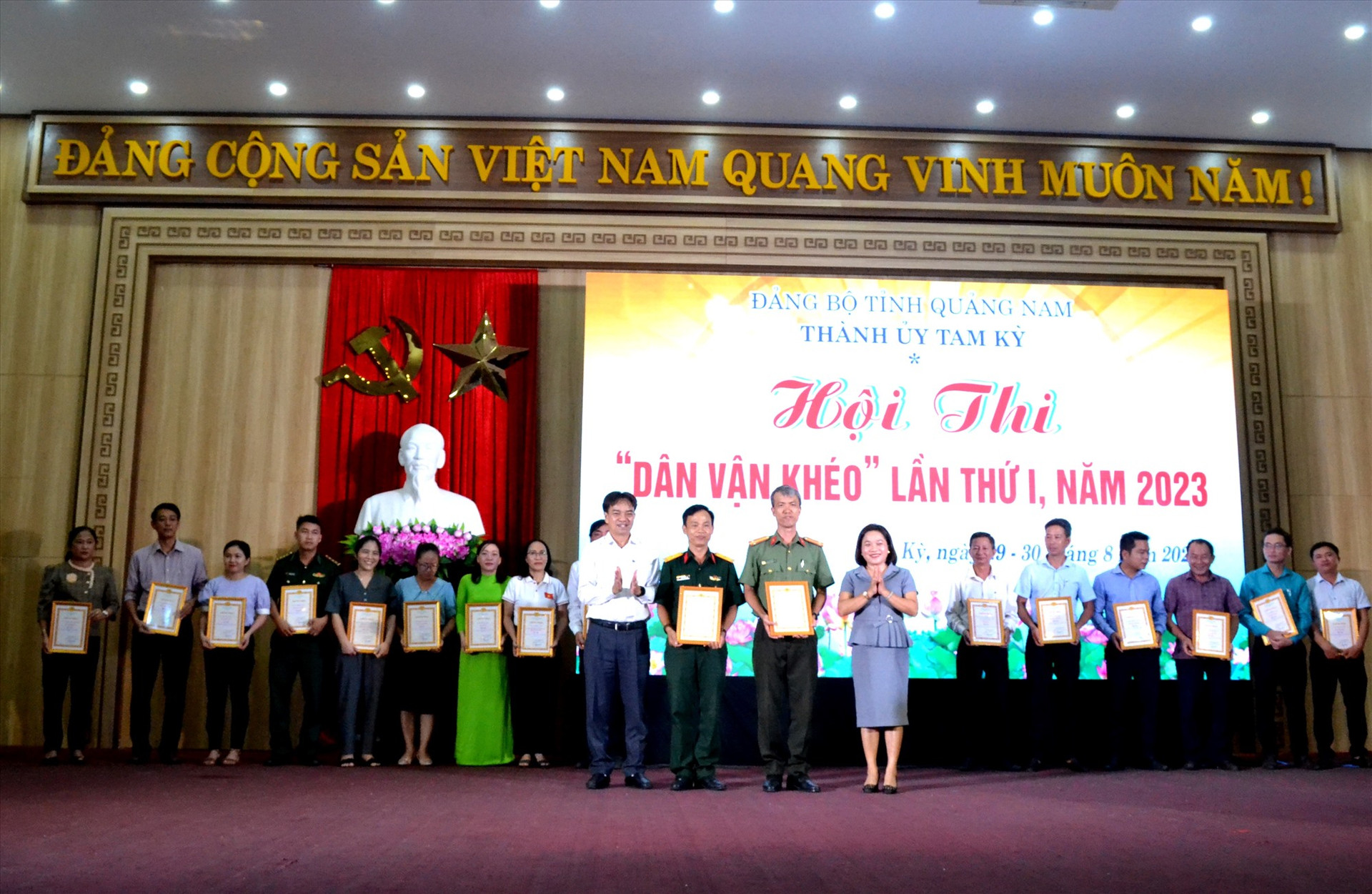 Trưởng ban Dân vận Tỉnh ủy Huỳnh Thị Thùy Dung trao giải cho các đội. Ảnh: Q.VIỆT