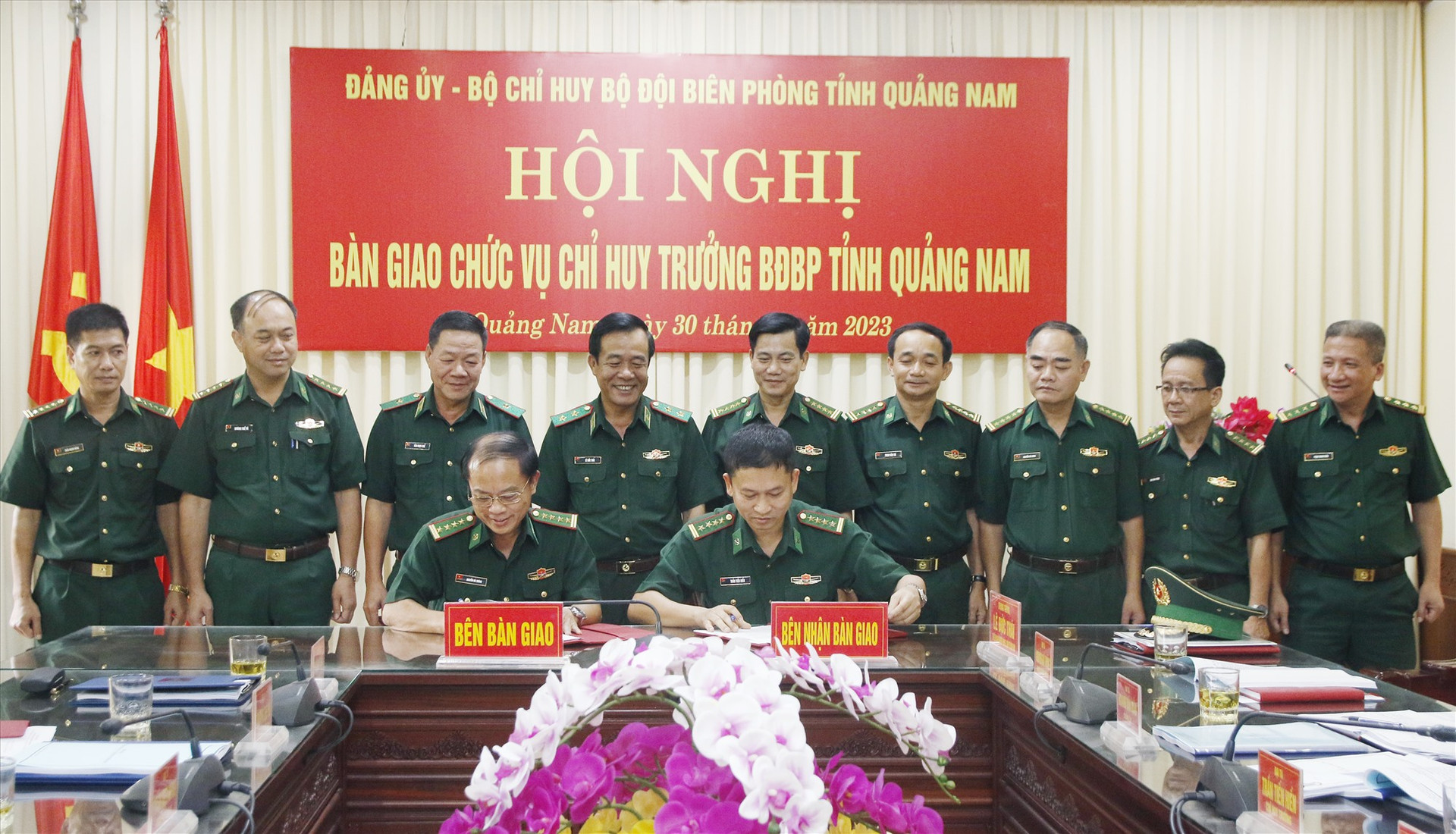 Ký kết bàn giao chức trách, nhiệm vụ Chỉ huy trưởng BĐBP Quảng Nam. Ảnh: HUỲNH CHÍN