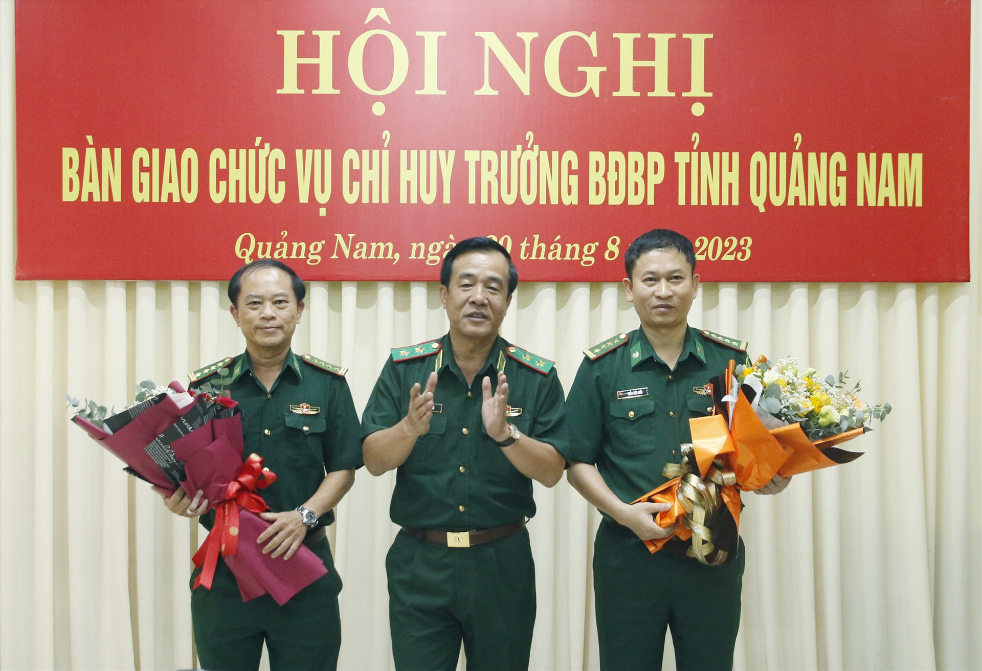 Trung tướng Lê Đức Thái - Tư lệnh BĐBP tặng hoa chúc mừng Đại tá Nguyễn Bá Thông và Đại tá Trần Tiến Hiền. Ảnh: HỒNG ANH