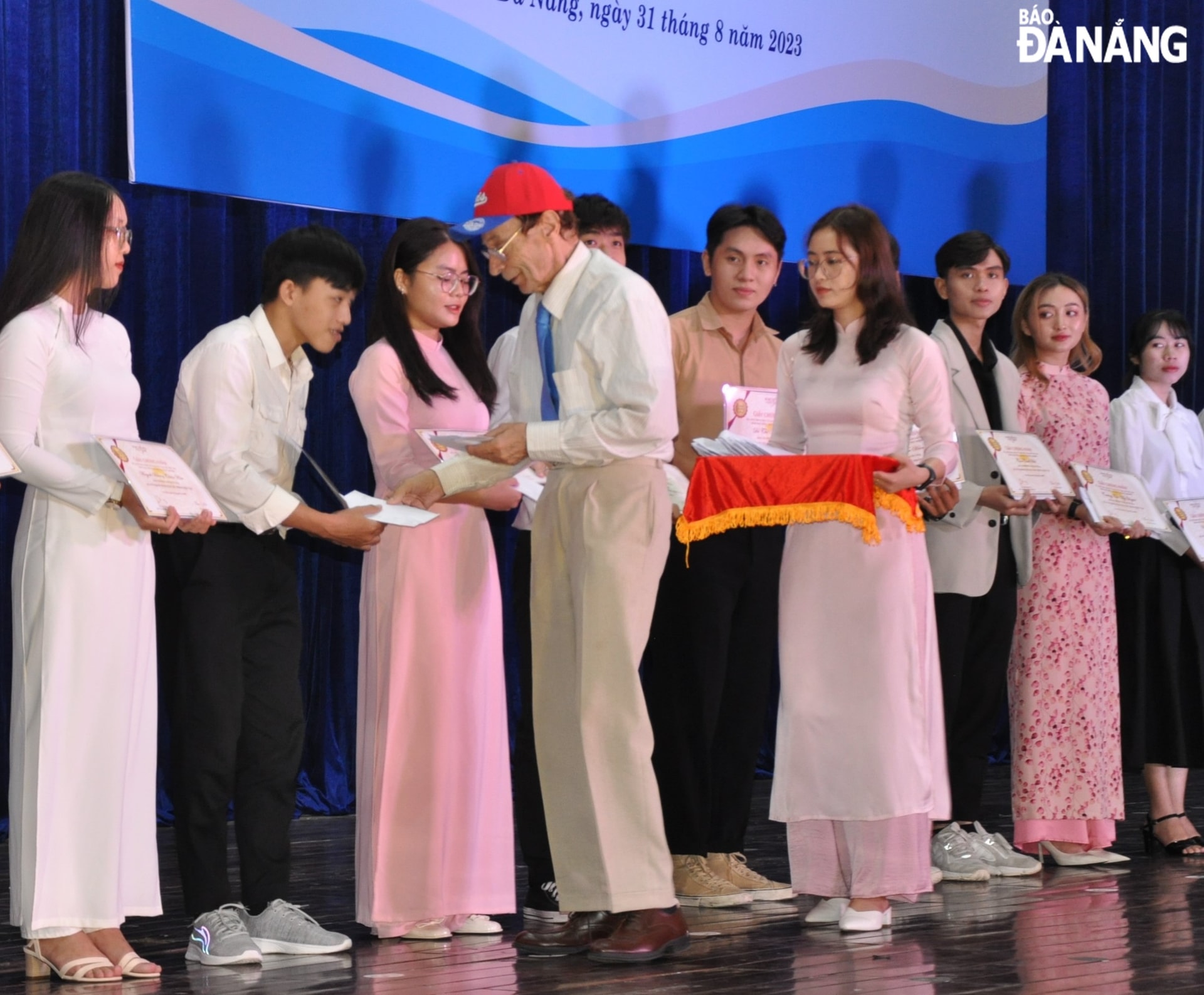 GS Odon Vallet (thứ 4, bên trái sang) trao học bổng cho SV Đại học Đà Nẵng. Ảnh: LÊ HÙNG