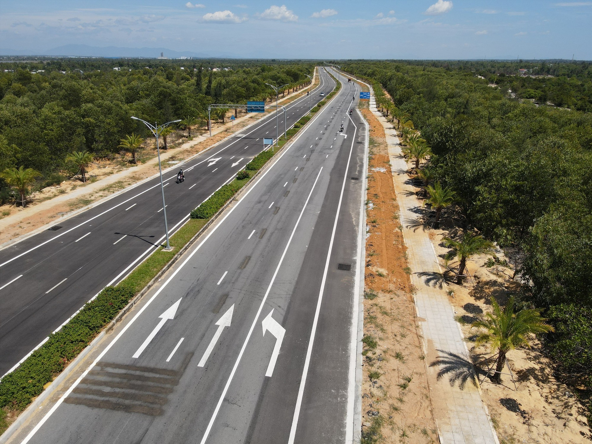 Từ 15h00 ngày ngày 1/9/2023, triển khai thông xe qua làn đường mới đoạn từ Km8+500 đến Km18+400 (đường Võ Chí Công). Ảnh: H.Q