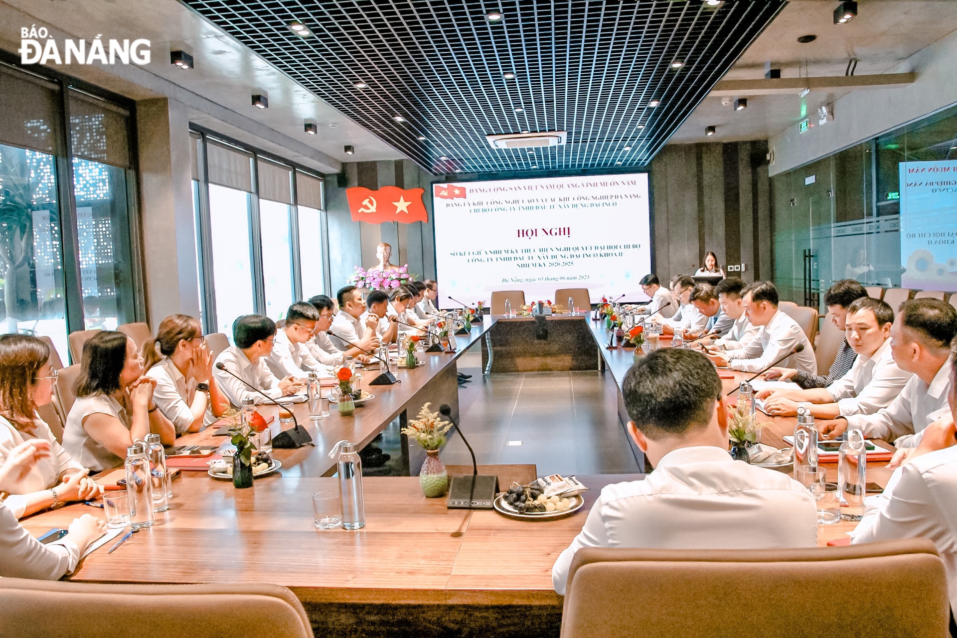 Hội nghị sơ kết giữa nhiệm kỳ (2020-2025) của chi bộ.