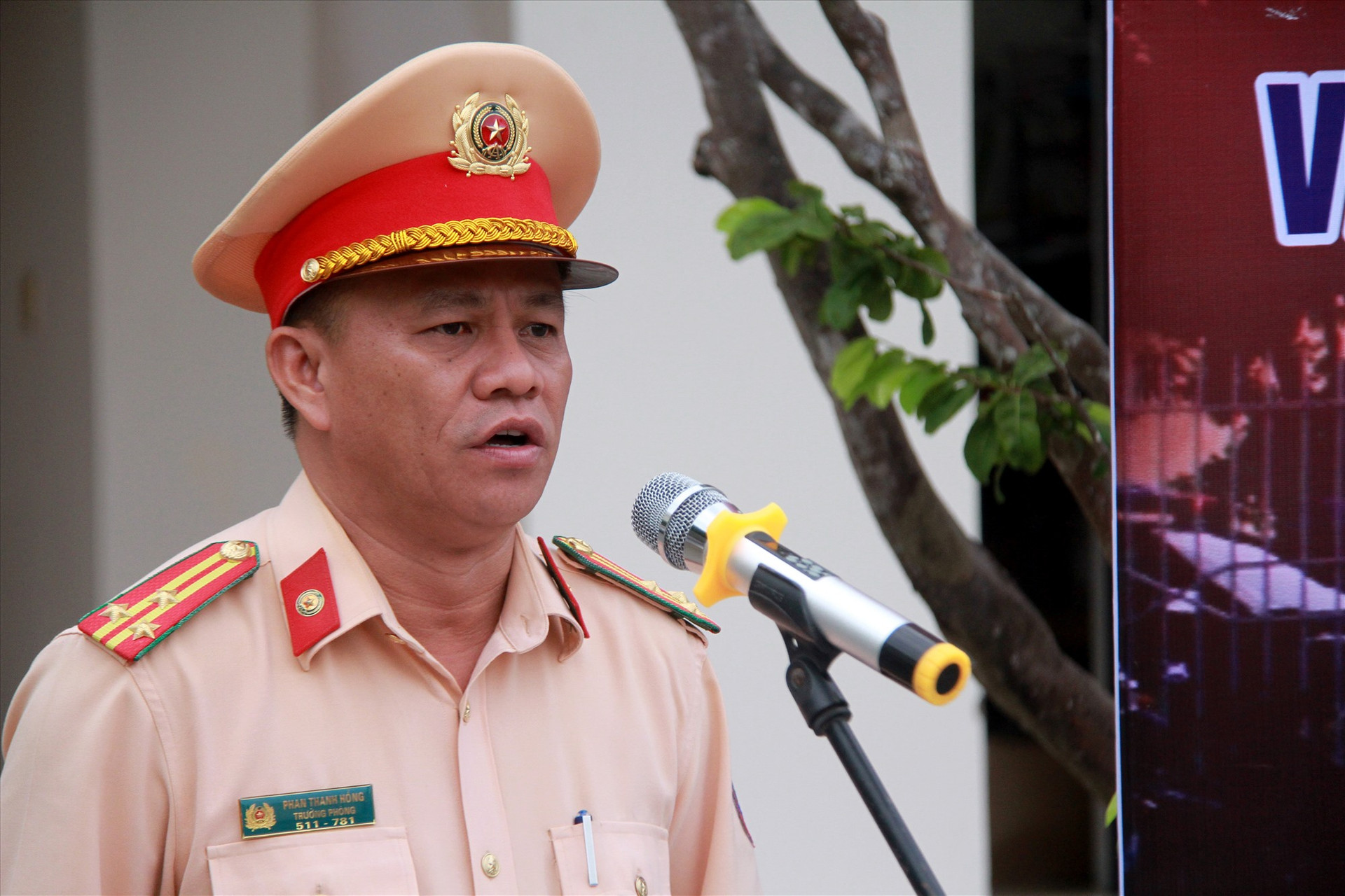 Thượng tá Phan Thanh Hồng - Trưởng Phòng CSGT đường bộ, đường sắt phát lệnh ra quân đợt cao điểm. Ảnh: C.Q