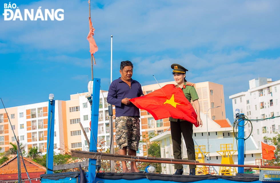 Hội Phụ nữ Công an thành phố trao cờ Tổ quốc cho ngư dân.