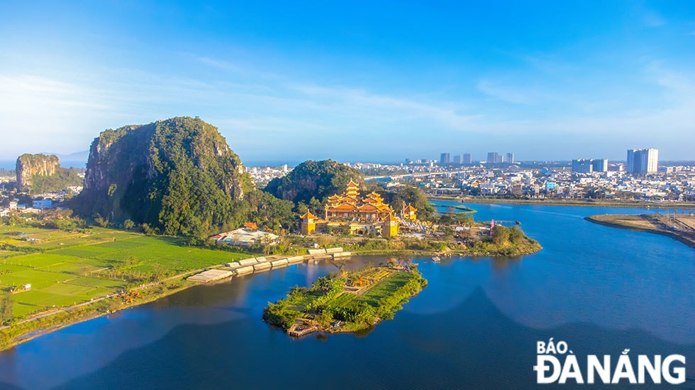 Một góc bình minh Ngũ Hành Sơn.