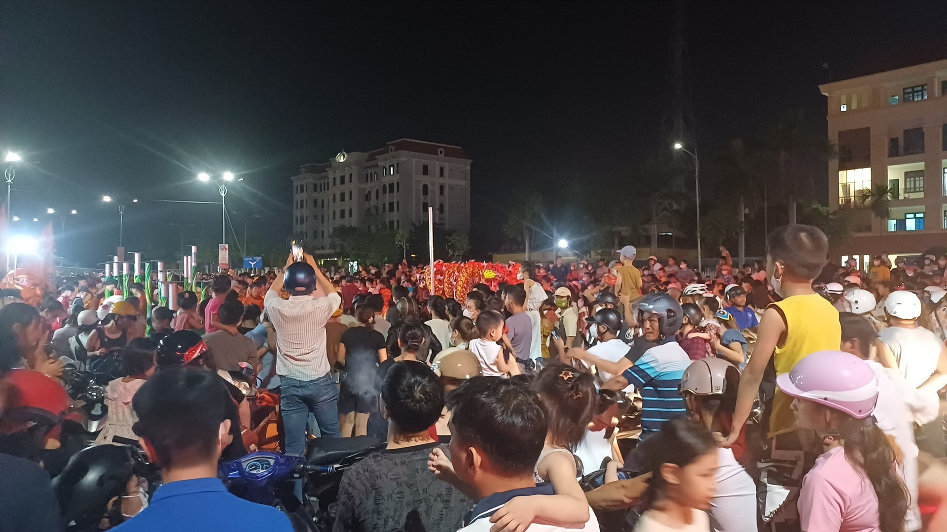 Hàng nghìn người tập trung tại ngã tư giữa đường Điện Biên Phủ và Hùng Vương để xem múa lân. Ảnh: N.Q