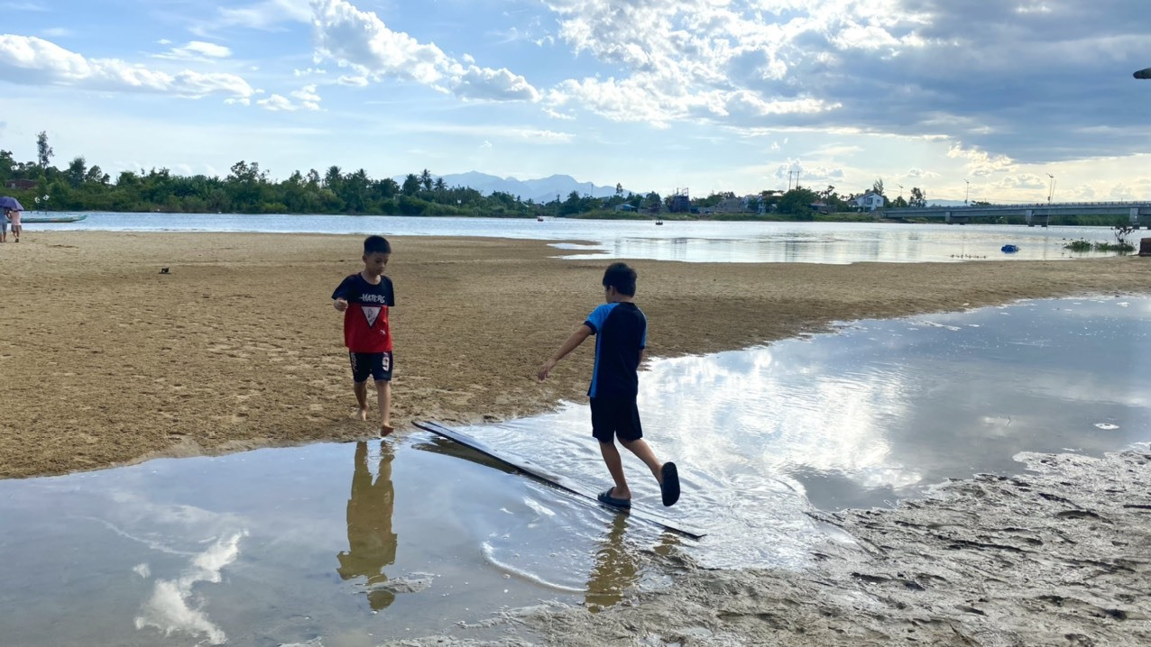 Trẻ con ở xóm bãi bồi vui chơi bên sông nước
