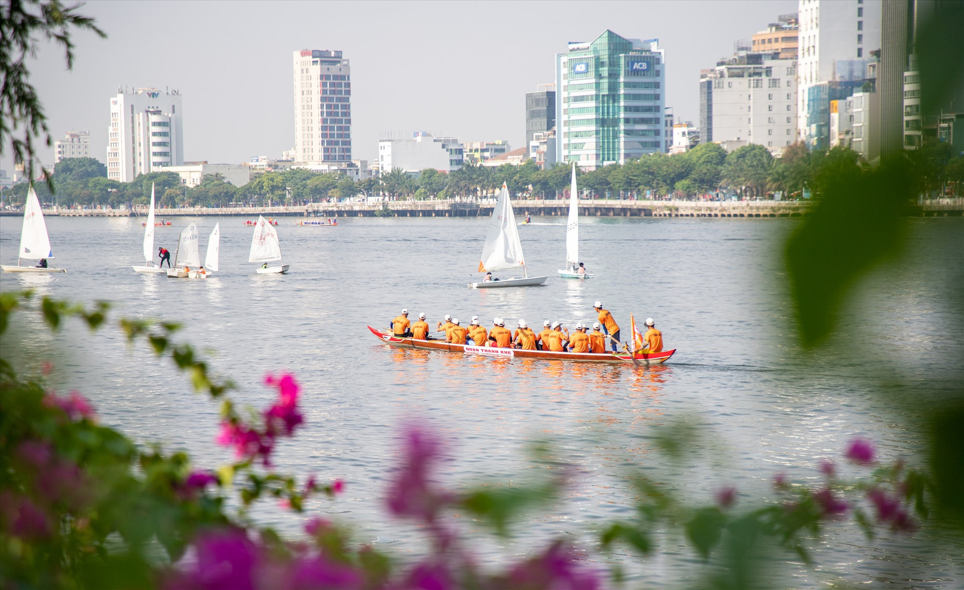 Biểu diễn thuyền buồm trên sông Hàn trong khi diễn ra cuộc đua thuyền trên sông Hàn