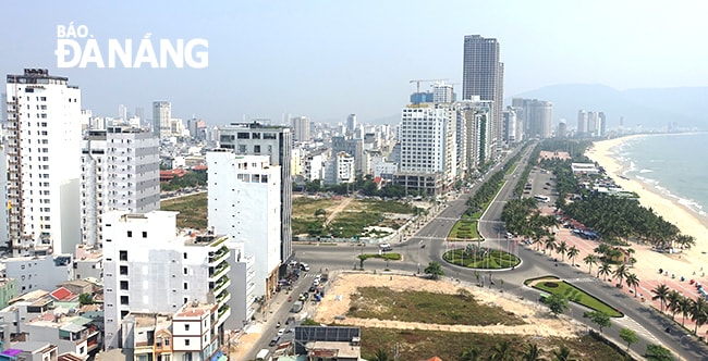 Thành phố đang tháo gỡ các vướng mắc, hỗ trợ nhà đầu tư triển khai các dự án nghỉ dưỡng cao cấp dọc tuyến đường biển Hoàng Sa - Võ Nguyên Giáp - Trường Sa. Ảnh: HOÀNG HIỆP