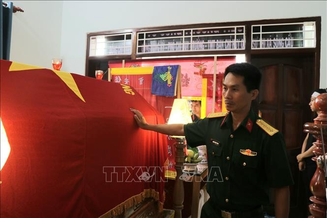 Đồng đội tiễn đưa Trung tá Trương Hồng Kỳ. Ảnh: Xuân Triệu/TTXVN