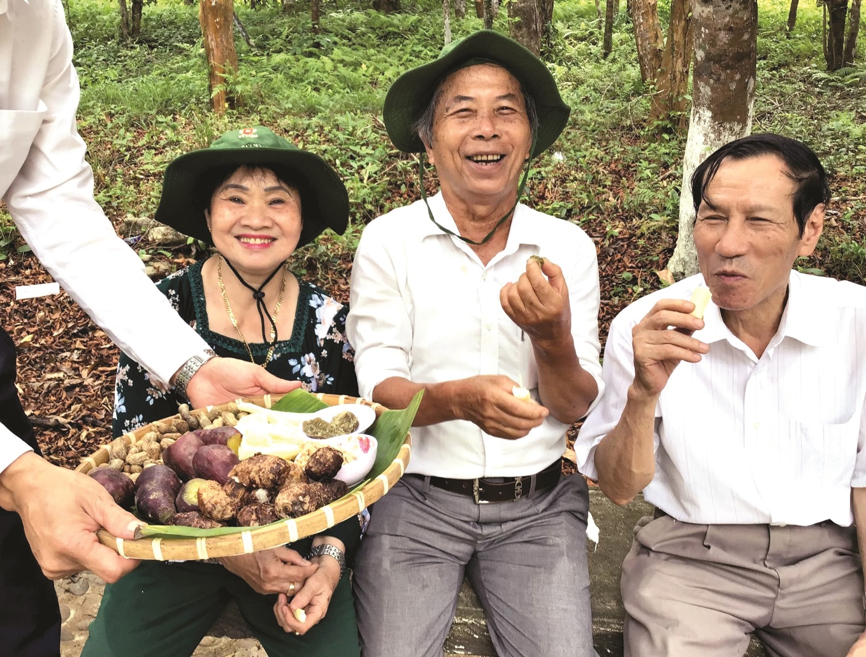 Vợ chồng nhà văn Nguyễn Bá Thâm và đồng đội cùng thưởng thức lại món ăn thời kháng chiến.