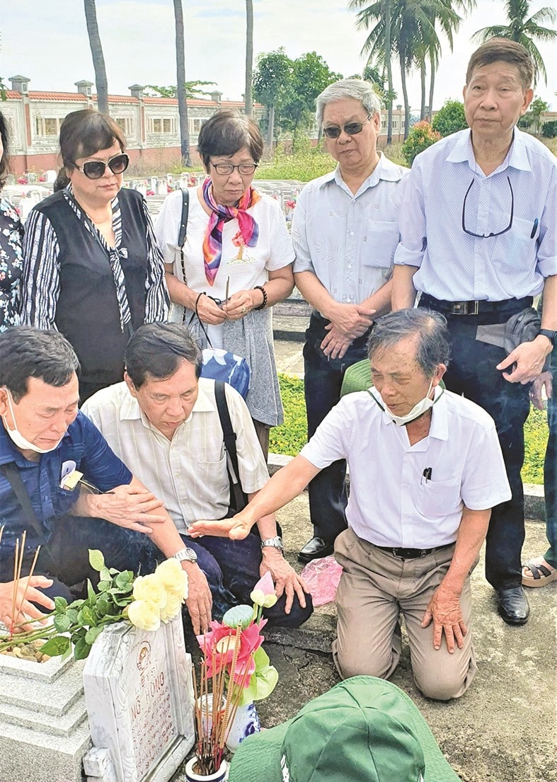 Nhà văn Nguyễn Bá Thâm và đồng đội bên mộ nhà văn Nguyễn Hồng.