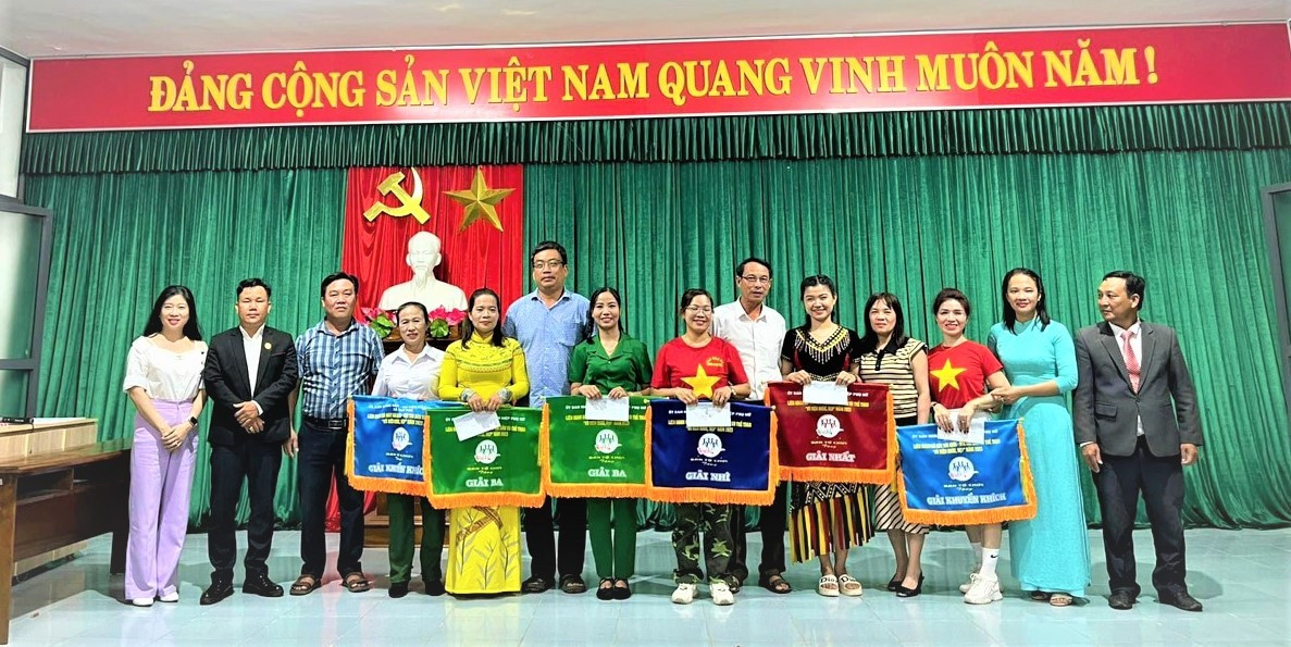 Ban tổ chức trao giải cho các CLB của 7 thôn trong hội thi dân vũ năm 2023
