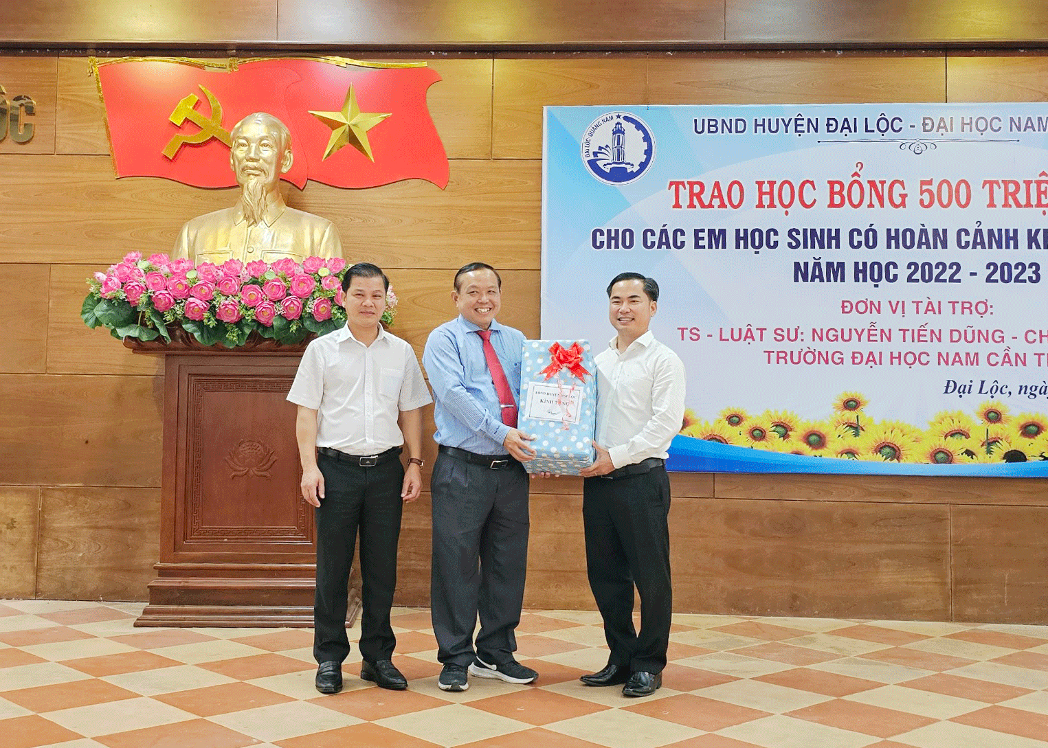 UBND huyện Đại Lộc tặng quà lưu niệm cho trường Đại học Nam Cần Thơ. Ảnh: PHAN VINH