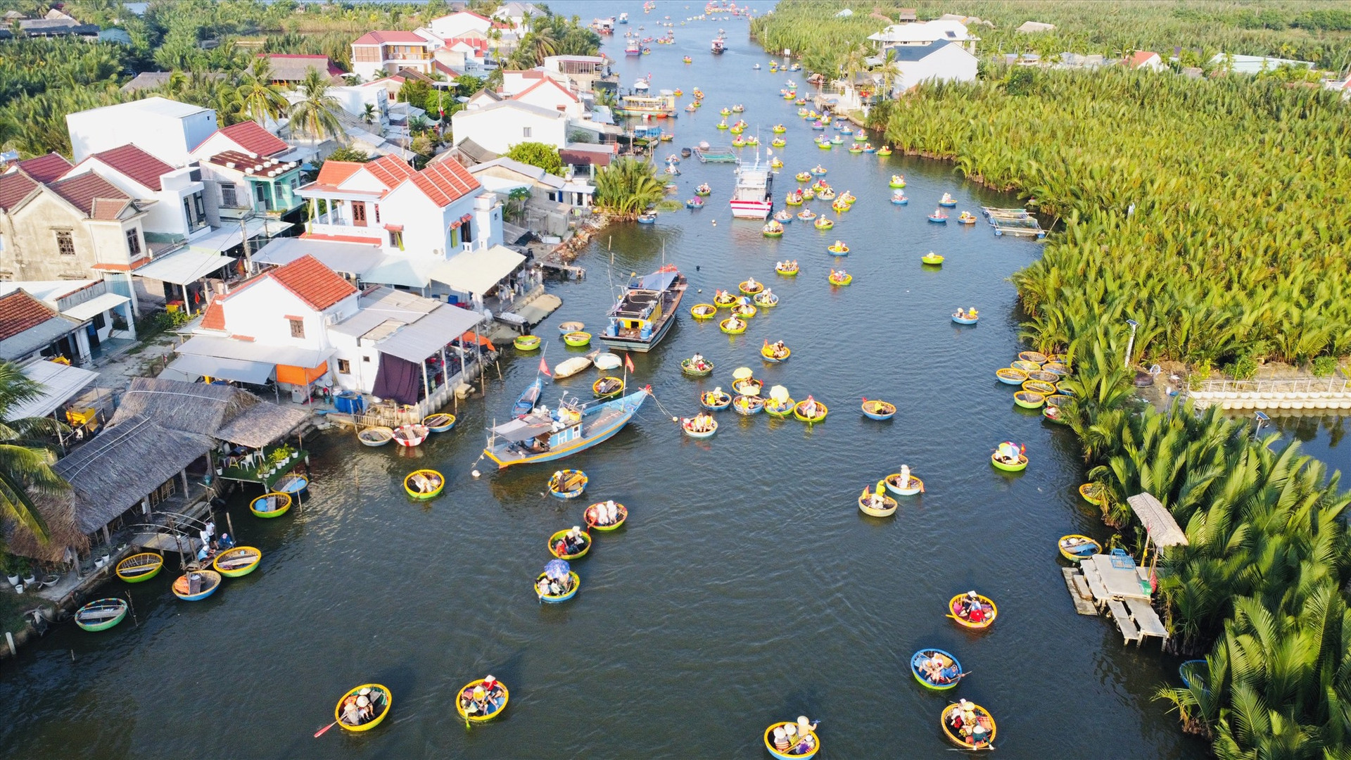 Du khách tham quan Rừng dừa Bảy Mẫu (xã Cẩm Thanh, TP.Hội An). Ảnh: QUỐC TUẤN