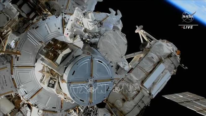 Phi hành gia Sultan Alneyadi của Các Tiểu vương quốc Arab thống nhất (UAE) và Steve Bowen của NASA thực hiện chuyến đi bộ ngoài không gian trên Trạm vũ trụ quốc tế ISS. Ảnh: NASA/TTXVN