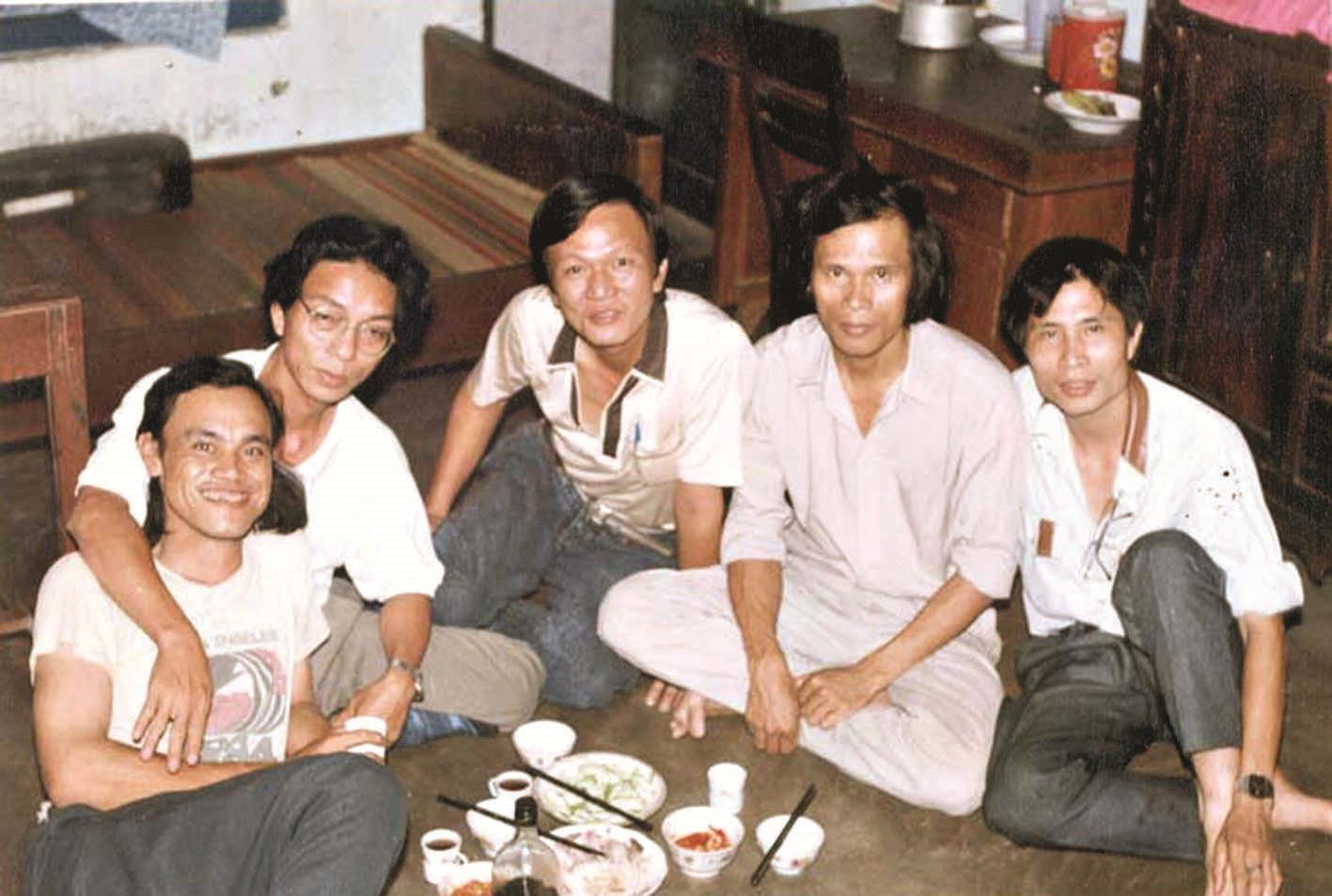 Nhà thơ Nguyễn Lương Ngọc (ngoài cùng bên trái) cùng bạn văn xứ Huế tại nhà thi sĩ Nguyễn Khắc Thạch năm 1993. Ảnh tư liệu của Trần Tuấn