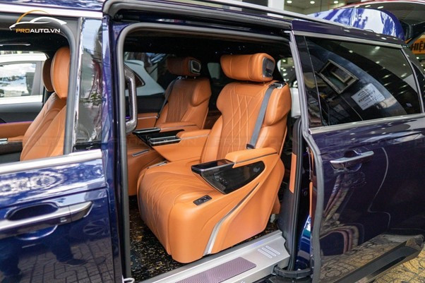 Ghế limousine tích hợp nhiều chức năng.