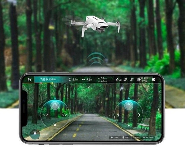 Flycam có thể kết nối với smartphone để dễ dàng điều khiển hoạt động bay.