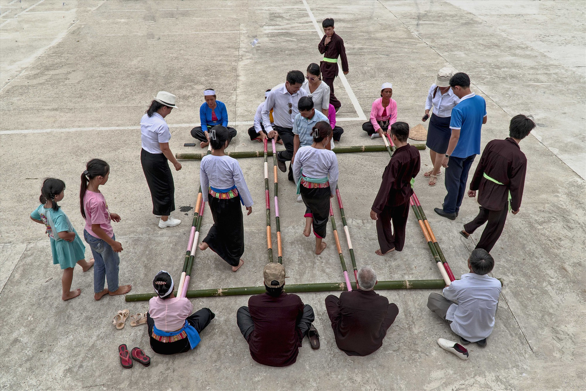 ) Khách và người dân tham gia múa sạp.