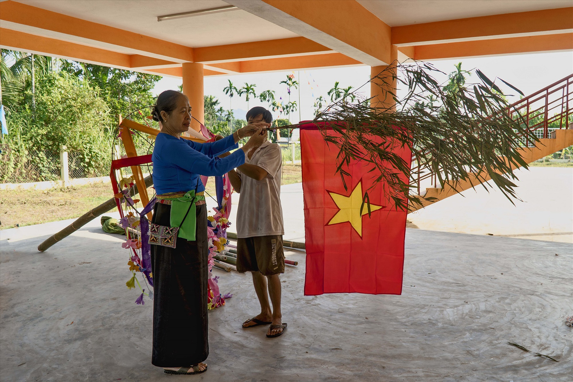 Người dân làng Mường chuẩn bị cờ để trang trí trong ngày Tết Độc lập.