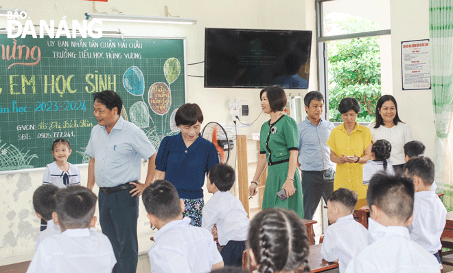 Đoàn công tác của Sở Giáo dục và Đào tạo kiểm tra các trường trên địa bàn thành phố trước ngày khai giảng năm học 2023-2024, trong đó có Trường Tiểu học Hùng Vương, quận Hải Châu. Ảnh: CHIẾN THẮNG
