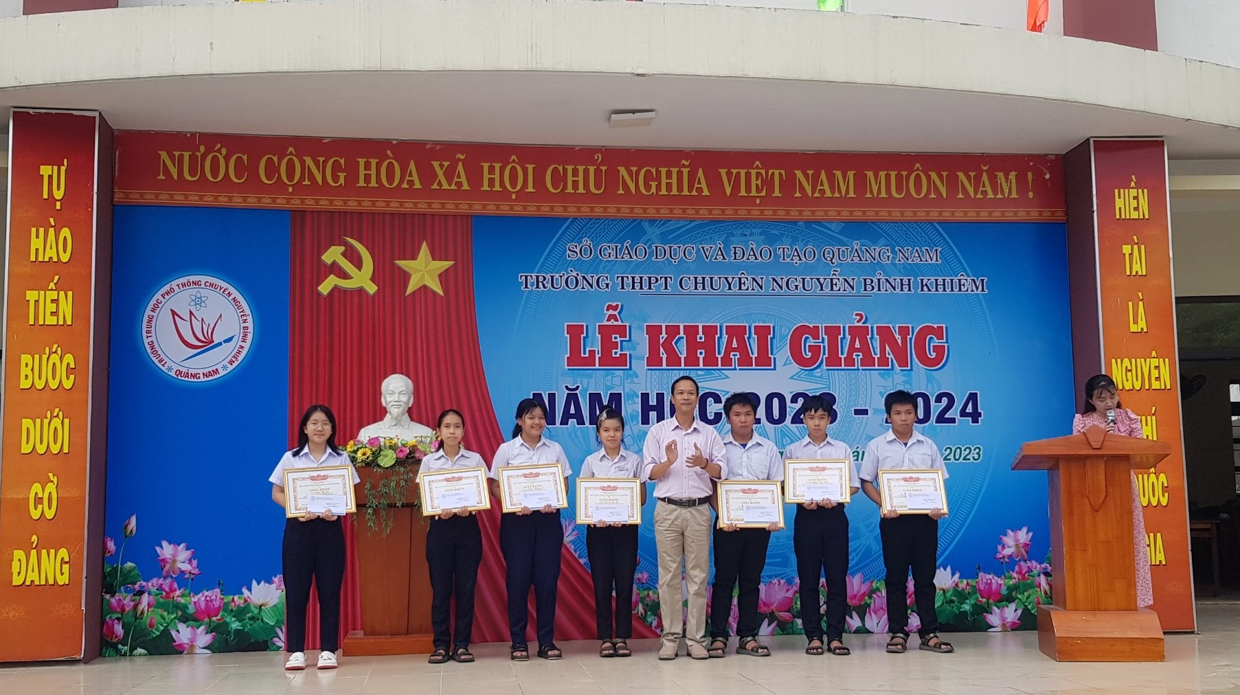 Trường THPT chuyên Nguyễn Bỉnh Khiêm trao học bổng trước thềm năm học mới. Ảnh: NTCC
